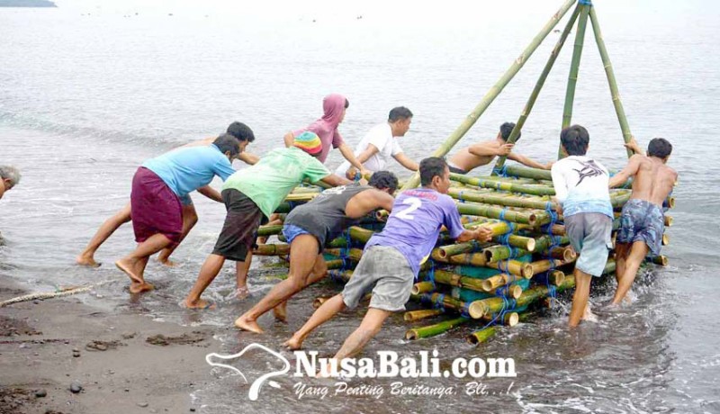 www.nusabali.com-nelayan-gotong-royong-buat-rumpon