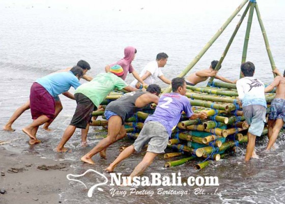 Nusabali.com - nelayan-gotong-royong-buat-rumpon