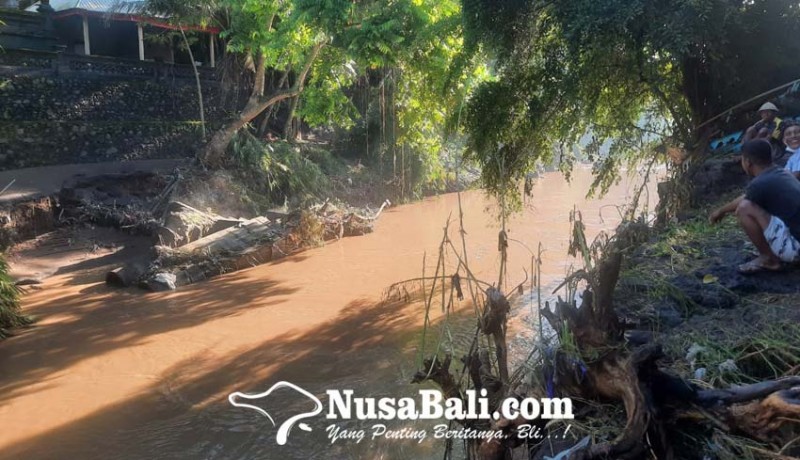 www.nusabali.com-jembatan-putus-diterjang-banjir-jro-mangku-lanang-istri-semalaman-terperangkap