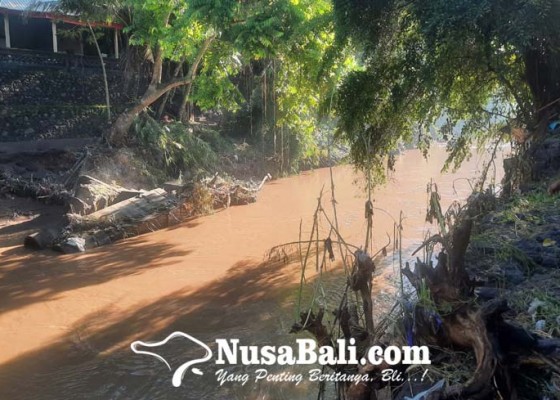 Nusabali.com - jembatan-putus-diterjang-banjir-jro-mangku-lanang-istri-semalaman-terperangkap