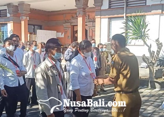 Nusabali.com - sejumlah-pegawai-bkpad-ditempatkan-di-kasir-restoran