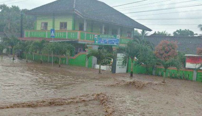 www.nusabali.com-buleleng-barat-dikepung-banjir-dan-pohon-tumbang