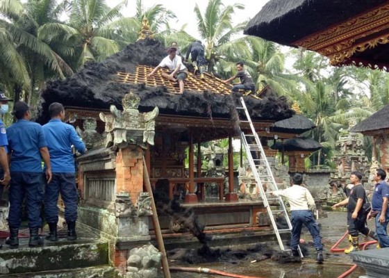Nusabali.com - atap-piyasan-pura-dalem-abianseka-terbakar