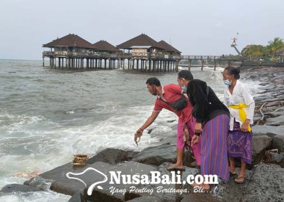 Nusabali.com - keluarga-ibu-dan-anak-hanyut-gelar-upacara-ngulapin