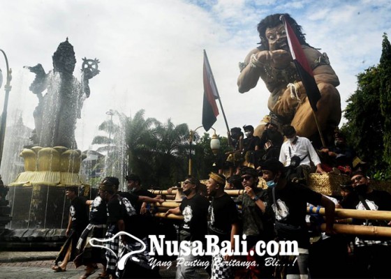 Nusabali.com - warga-antusias-saksikan-ogoh-ogoh-pada-prosesi-mapeed-ida-tjokorda-pemecutan-xi