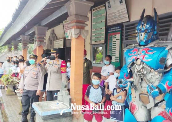 Nusabali.com - robot-transformers-hibur-vaksinasi-anak-di-selemadeg-timur