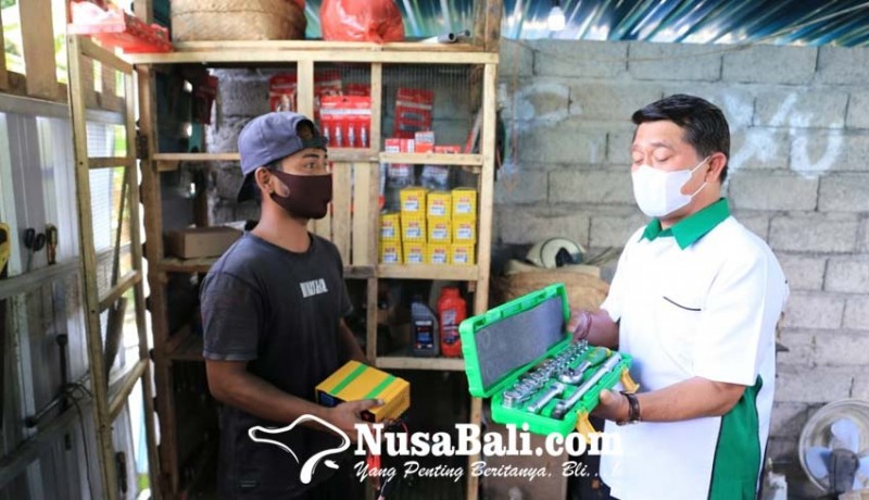 www.nusabali.com-gunakan-dana-operasional-bupati-suwirta-bantu-perbaikan-palinggih-kk-miskin