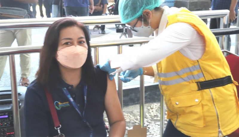 www.nusabali.com-karyawan-area-bandara-ngurah-rai-dapat-suntikan-vaksin-booster