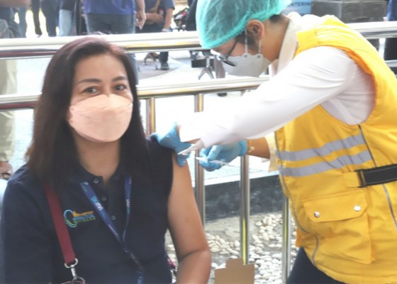 Nusabali.com - karyawan-area-bandara-ngurah-rai-dapat-suntikan-vaksin-booster