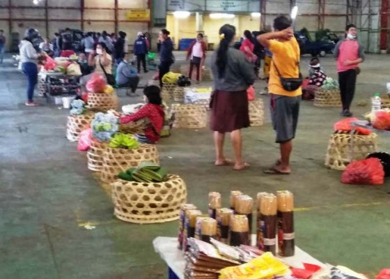 Nusabali.com - pedagang-terminal-wangaya-tempati-pelataran-pasar-cokro