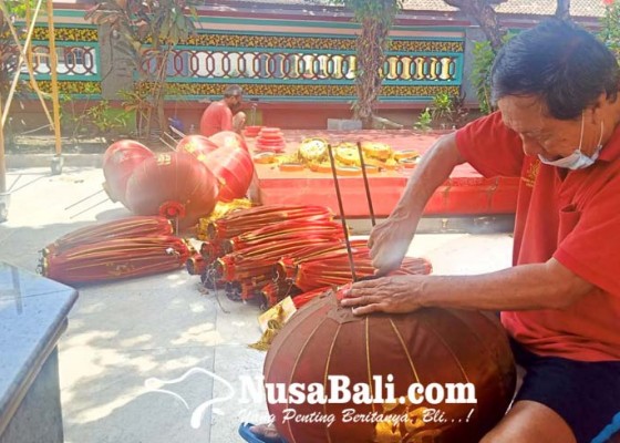 Nusabali.com - jelang-imlek-vihara-dharmayana-kuta-bersihkan-300-lampion