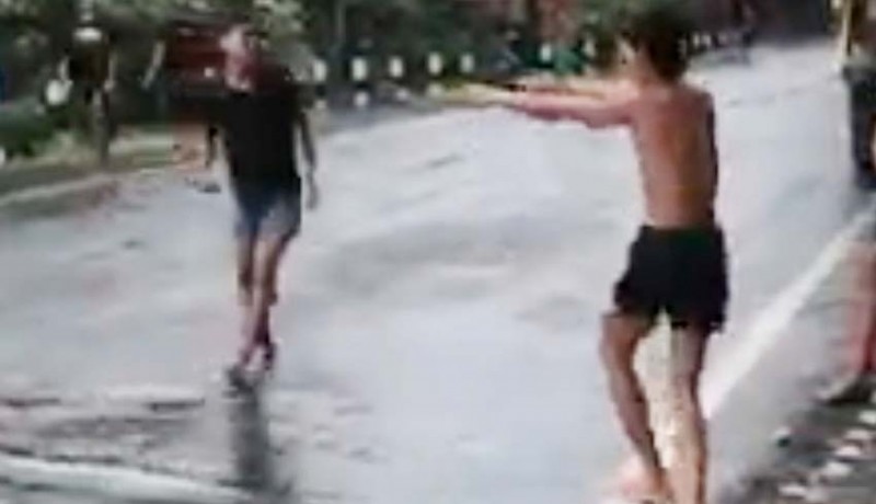 www.nusabali.com-video-remaja-duel-bebas-ala-ufc-viral