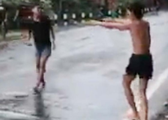 Nusabali.com - video-remaja-duel-bebas-ala-ufc-viral