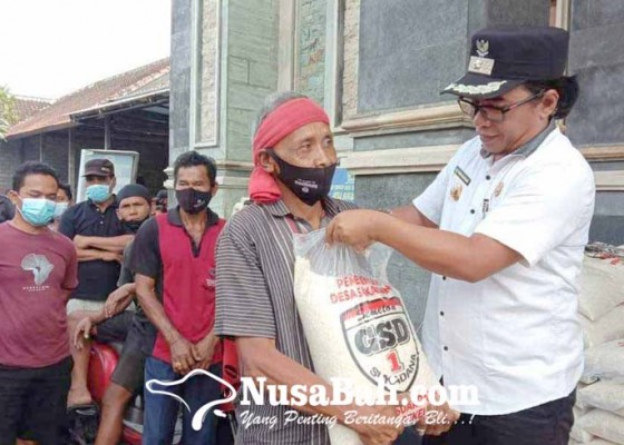 Nusabali.com - pemerintah-desa-sukadana-bagikan-bantuan-472-ton-beras