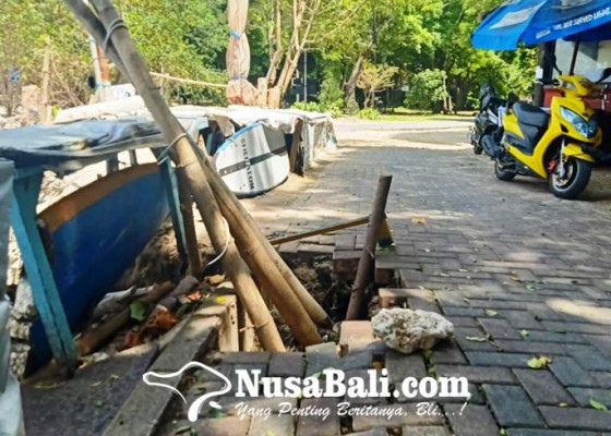 Nusabali.com - trotoar-di-pantai-kuta-jebol-akibat-abrasi