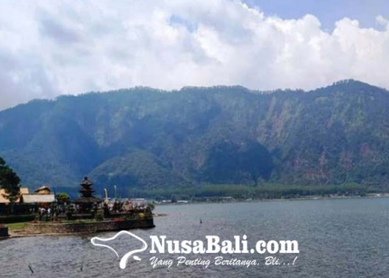 Nusabali.com - tumpek-uye-tabanan-lepas-ribuan-benih-ikan-dan-satwa-di-danau-beratan
