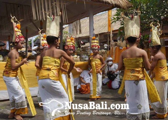 Nusabali.com - krama-desa-adat-bungaya-melaspas-di-pura-puseh