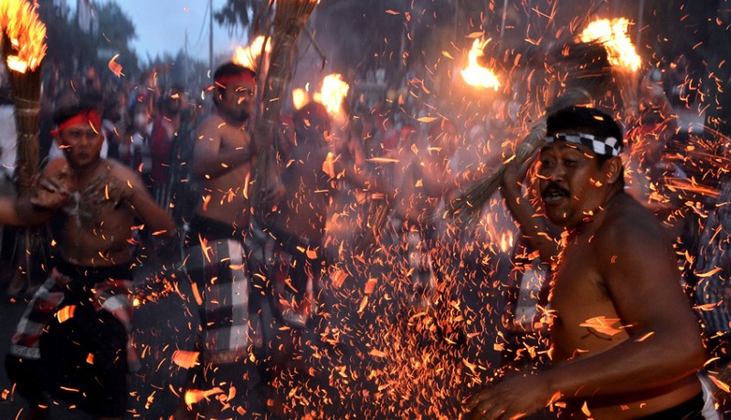 www.nusabali.com-tradisi-perang-api-di-desa-adat-duda