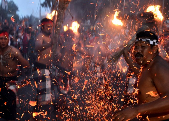 Nusabali.com - tradisi-perang-api-di-desa-adat-duda