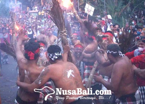 Nusabali.com - perang-api-menggunakan-prakpak-libatkan-krama-dari-dua-desa-bertetangga