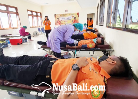 Nusabali.com - personel-basarnas-ikut-aksi-donor-darah