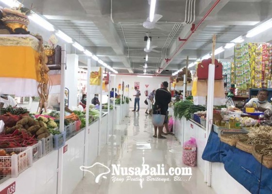 Nusabali.com - takut-disanksi-pedagang-pasar-gianyar-buka-dagangan