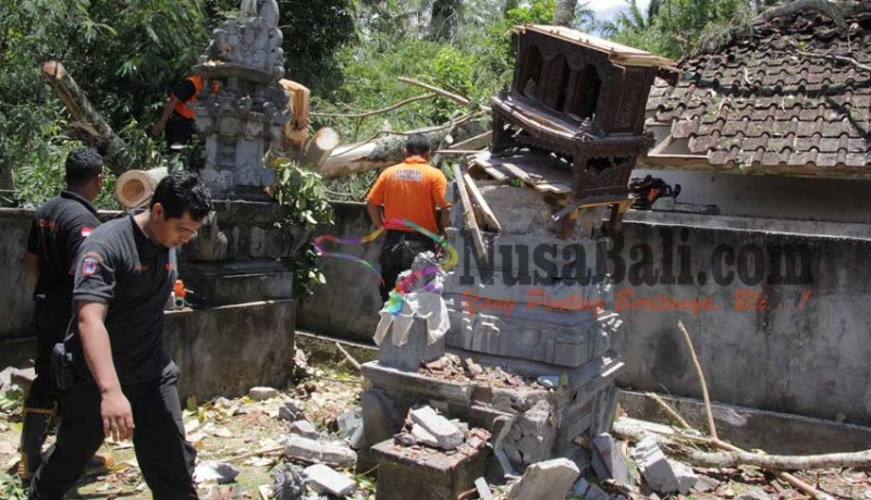 www.nusabali.com-belalu-roboh-hancurkan-palinggih-dan-kamar