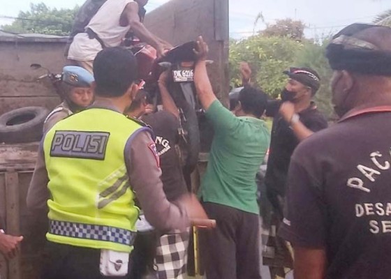 Nusabali.com - polisi-dan-pecalang-bubarkan-balap-liar-di-serangan