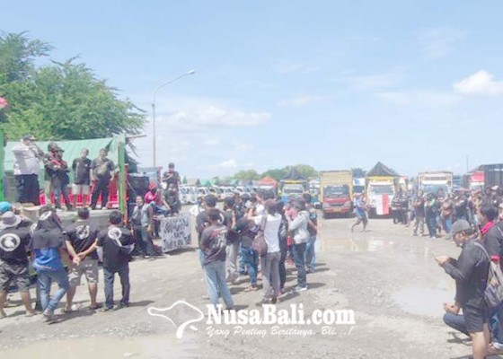 Nusabali.com - protes-odol-sopir-truk-demo-di-gilimanuk