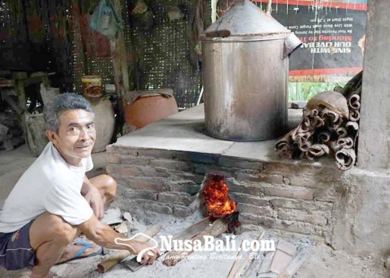 Nusabali.com - perajin-arak-tradisional-bali-apresiasi-gebrakan-koster