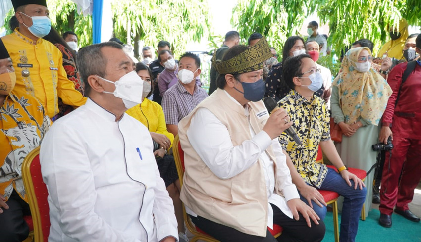 www.nusabali.com-airlangga-tinjau-vaksinasi-anak-di-pekanbaru