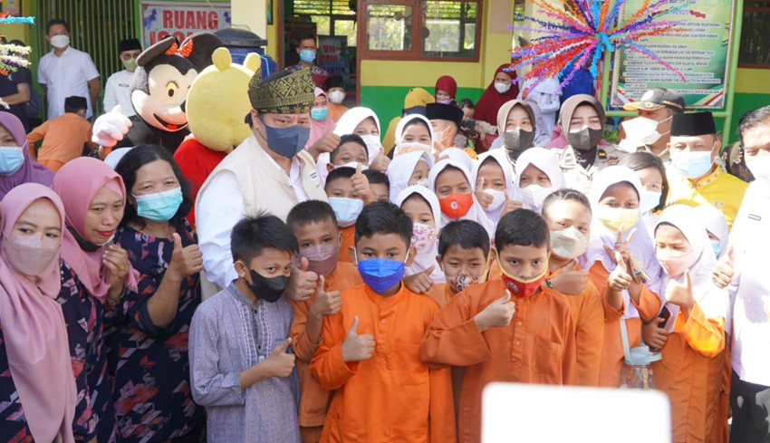 www.nusabali.com-airlangga-tinjau-vaksinasi-anak-di-pekanbaru