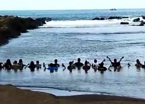 Nusabali.com - ritual-di-pantai-watu-ulo-dibubarkan-polisi