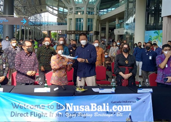 Nusabali.com - akhirnya-turis-australia-berdatangan-di-bali-gubernur-dan-wagub-sambut-langsung-di-bandara-ngurah-rai