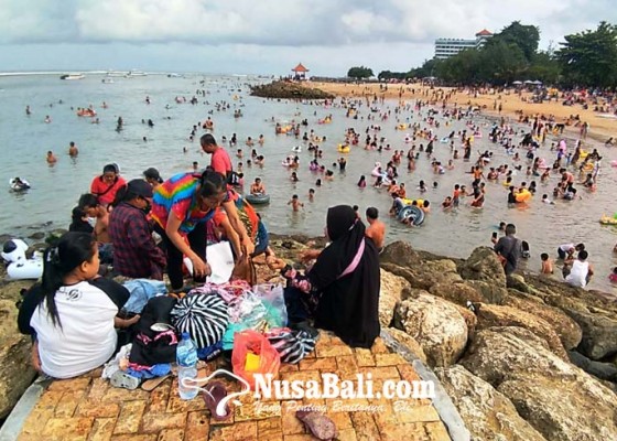 Nusabali.com - pengunjung-pantai-sanur-membeludak-saat-ngembak-gni