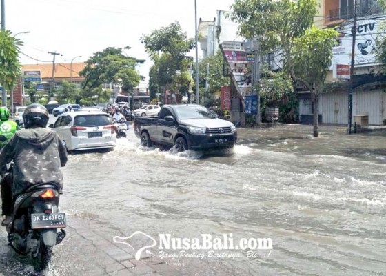 Nusabali.com - diguyur-hujan-sejumlah-titik-di-legian-dan-seminyak-terendam-banjir