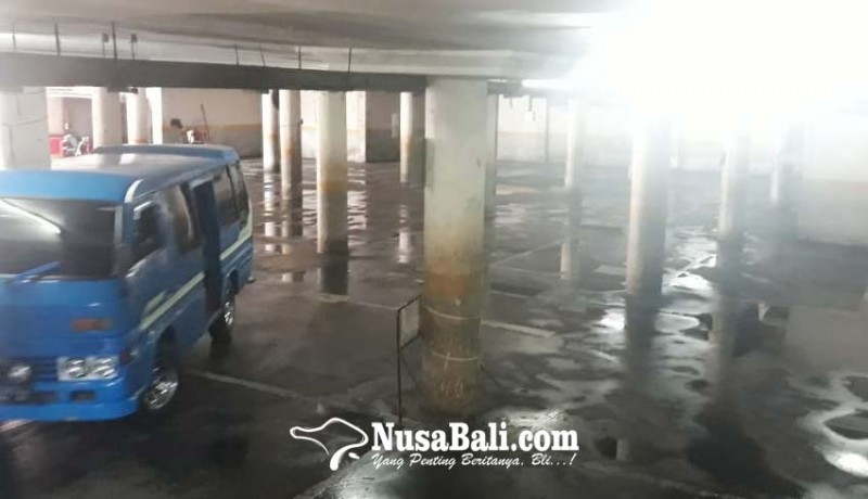 www.nusabali.com-basement-pasar-badung-terendam-air-akibat-saluran-mampet