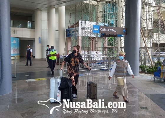 Nusabali.com - penumpang-dua-pesawat-dari-singapura-langsung-rasakan-bebas-karantina-dan-voa