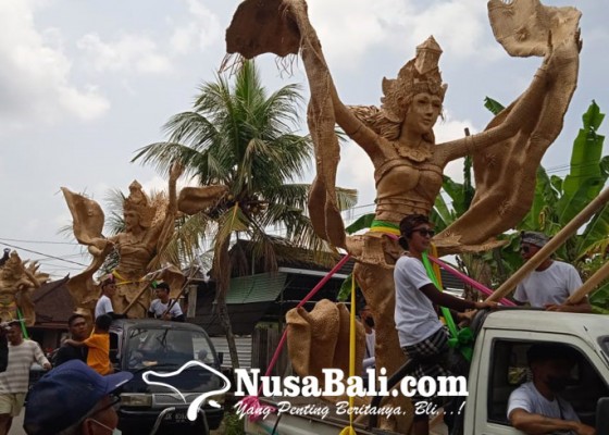 Nusabali.com - seru-sembilan-bidadari-diangkut-mobil-pickup