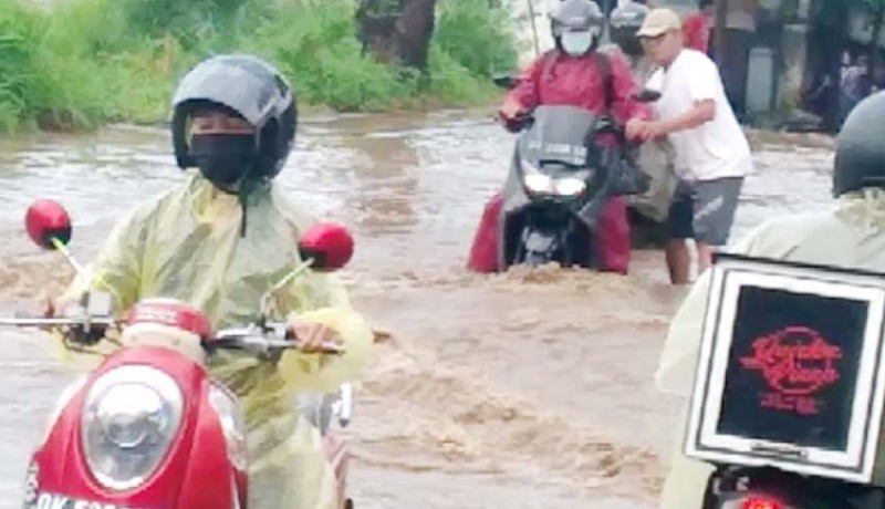 www.nusabali.com-banjir-di-baktiseraga-pengendara-terpaksa-dorong-motor