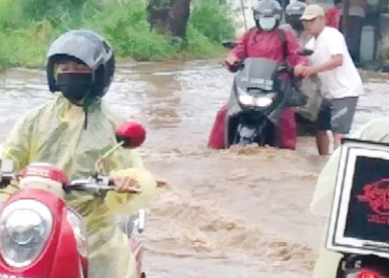 Nusabali.com - banjir-di-baktiseraga-pengendara-terpaksa-dorong-motor