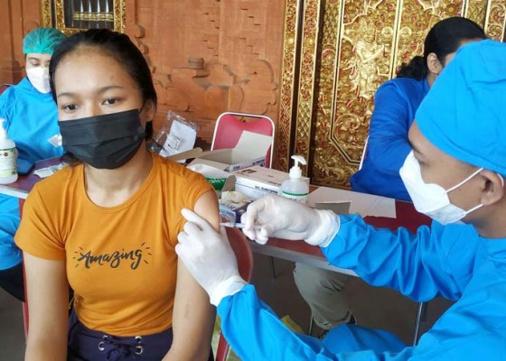 Nusabali.com - 200-orang-ikuti-vaksinasi-booster-di-banjar-kedaton-denpasar-timur