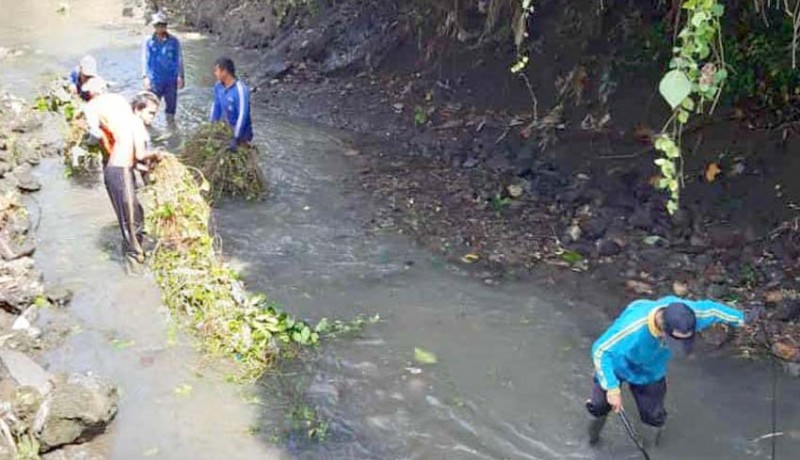 www.nusabali.com-dinas-pupr-denpasar-sigap-bersihkan-sungai-telanga