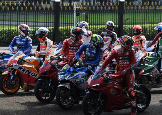 Nusabali.com - motogp-racers-parade-from-merdeka-palace-to-hotel-indonesia