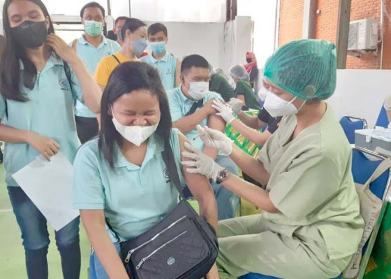 Nusabali.com - fkpj-bali-bersama-polsek-dentim-gelar-vaksin-massal