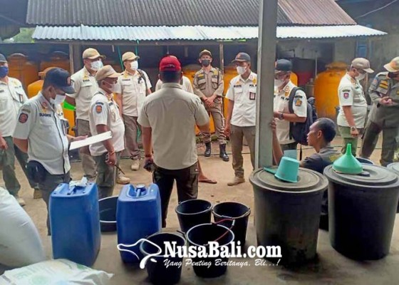 Nusabali.com - satpol-pp-amankan-75-liter-arak-gula