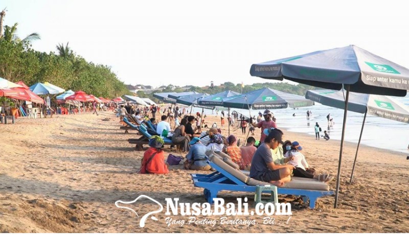 www.nusabali.com-wisatawan-makin-ramai-pedagang-pantai-kuta-girang