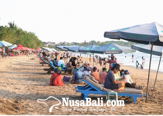 Nusabali.com - wisatawan-makin-ramai-pedagang-pantai-kuta-girang