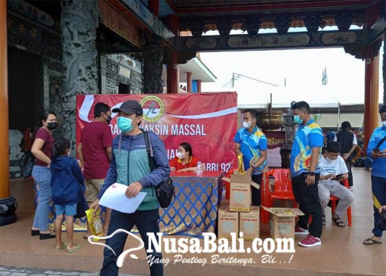 Nusabali.com - ikut-vaksin-booster-dapat-minyak-goreng-ribuan-orang-datang-ke-vihara-satya-dharma