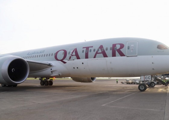 Nusabali.com - kabar-baik-qatar-airways-mendarat-perdana-ke-bali-bawa-222-penumpang